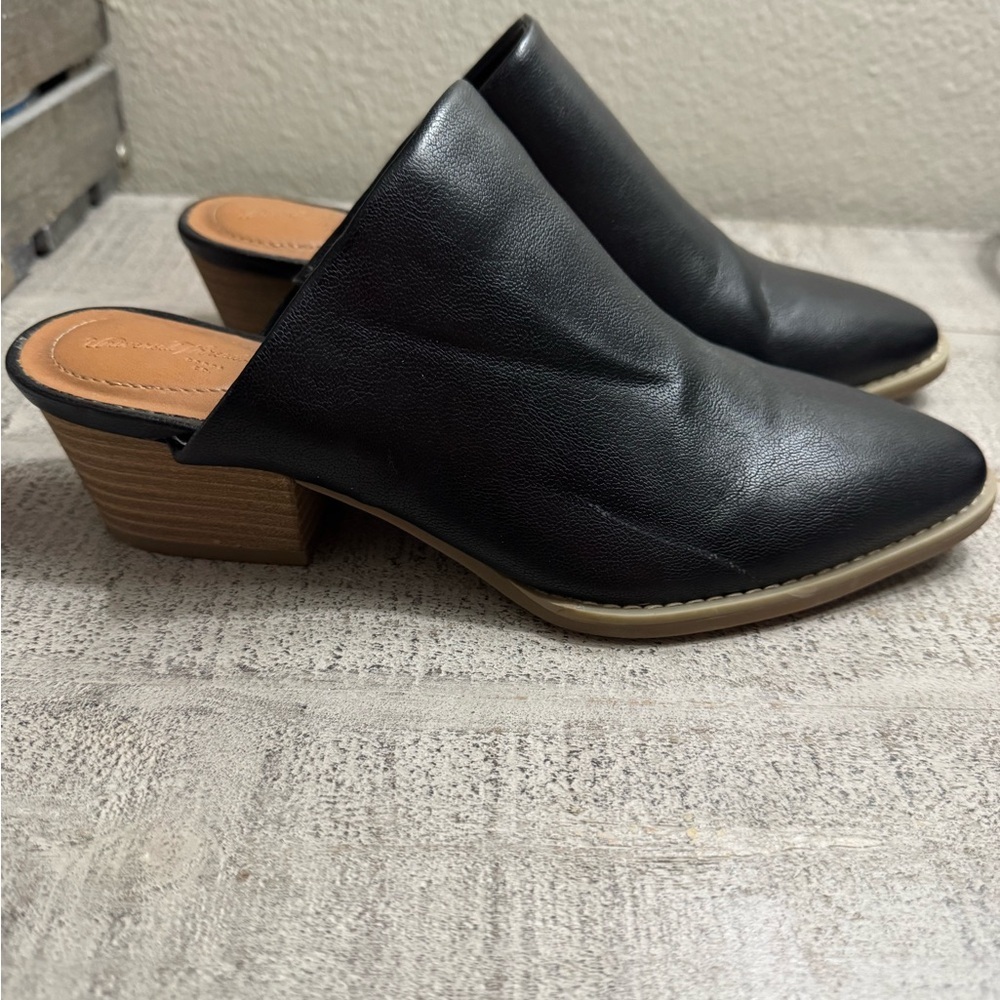 Universal Thread Black Faux Leather Chunky Block Heel Mules Size 6.5 - Picture 2 of 5